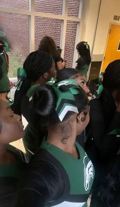 Cheer Dance Routines, Black Cheerleaders, Cheerleading Cheers, Cute Natural Hairstyles, Cheers Photo, Cheer Picture Poses, Cheerleading Hairstyles