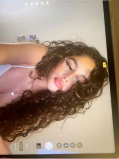 Poses For Ig, Curly Hair Latina, Pfp Cartoon, Medium Length Curly Hair, Curly Hair Women, Selfie Ideas Instagram, Foto Ideas Instagram, Cute Poses For Pictures, Dream Hair