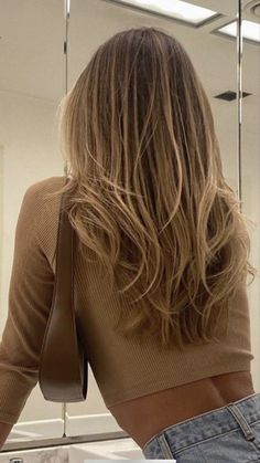 Highlight Inspo Blonde, Haircut Ideas For Blonde Straight Hair, Butterfly Haircut 2022 Medium Straight, Chunky Highlight Balayage, Golden Brown Blonde Balayage, Flattering Layered Haircuts, Thick Long Layered Hair With Curtain Bangs, Natural Looking Blonde Highlights On Brown Hair, Dimensional Layers Hair