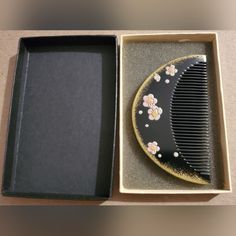 Vintage Japanese Kushi Comb With Box. Never Used. Beautiful! Korean Hair Accessories Traditional, Vintage Comb, Japanese Lacquerware, Metal Comb, Japanese Hairstyle, Japanese Antiques, Accessories Vintage, Source Unknown, Box Color