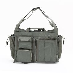 HARVEST LABELFLYER’S 70XX×WINGMAN /フライヤーズ 70XX × ウイングマン 4WAY BAG/ショルダー・トート・メッセンジャー・クラッチ 商品番号 : HJR-0321 ベストセラー商品“WINGMAN”と20年以上前に発売した“スーパーハーキュリーズ”モデルを新たな仕様でアップグレードした“FLYEAR'S 70XX”とのコラボレーション。 シーンに応じてショルダーやトートなど持ち方を使い分けられる4wayバッグ。 メイン素材にはMA-1で用いられるスムースかつ強靱な生地をアレンジしブルーサイン基準を満たした環境配慮型の高強度ナイロン、内側には高密度ナイロンや厚手のメッシュ素材などを採用。 サイドのメッシュでマチ幅が調整可能なので、かさばる荷物や資料などが急に増えても安心です。 メッシュマチの収納部にはPVCコーティングを施した生地を採用しているため、濡れた傘やドリンクボトルなど水滴のついた小物でも収納が可能。 日本製 商品詳細 Size W340×H250×D60〜200 Material コーデュラ・ブルーサインナイロンTWILL(ボンディン Functional Shoulder Duffle Bag With Pockets, Functional Duffle Shoulder Bag With Pockets, Streetwear Large Capacity Functional Bag, Modern Large Capacity Bags For Streetwear, Functional Large Capacity Bags For Streetwear, Utility Bags With Functional Pockets For Streetwear, Functional Khaki Bags For Daily Use, Multifunctional Outdoor Tote Bag, Urban Bags With Functional Pockets For Streetwear