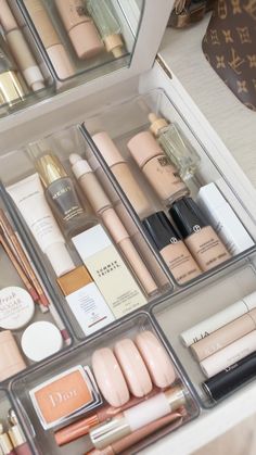 Anthropologie Vanity, Vanity Drawer Organization, Vanity Inspo, Rangement Makeup, Makeup Tray, Makeup Drawing, Makeup Drawer Organization, Makeup Drawer