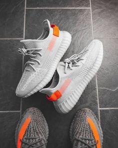 SNEAKERS România 👟 on Instagram: “adidas Yeezy Boost 350 V2 "Tail Light" 🔥 Rock or Burn?😲 👉Follow @sneakers.ro for more👈 ........................................... Credits…” Boy Street Style, Yeezy Shoes Women, Yeezy Womens, Urban Shoes, Boost Shoes, Street Style Shoes, Fashion Shoes Sneakers