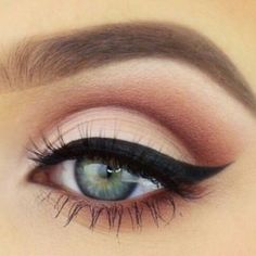 Delineado de ojos de gato grueso estilo pin up. #maquillaje Pink Smokey Eye, Perfect Cat Eye, Best Wedding Makeup, Makeup For Blondes, Beauty Make-up, Makijaż Smokey Eye, Makeup Guide, Pink Eyeshadow, Matte Eyeshadow