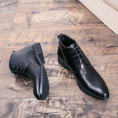 Antonios Italy Echtlederstiefel für Herren sind aus echtem Leder gefertigt, bequem und passen perfekt. Diese Stiefel werden von unserem erfahrenen Handwerker hergestellt. Sie zeichnen sich durch ein klassisches und minimalistisches Design aus, das sie leicht mit einem lässigen oder eleganten Outfit kombinieren lässt. Ein tolles Paar Stiefel für Männer für die kalte Jahreszeit, erhältlich in schwarz
 
Bitte überprüfen Sie die Größentabelle sorgfältig, bevor Sie die Bestellung aufgeben
 FÜR WEITER Classic Martin Boots With Leather Sole, Classic Martin Boots With Leather Sole And Plain Toe, Business Martin Boots With Leather Sole And Plain Toe, Classic Formal Leather Martin Boots, Business Leather Shoes, Formal Martin Boots With Leather Sole, Classic Ankle-high Lace-up Boots For Business, Classic Ankle-high Lace-up Business Boots, Formal Leather Work Boots For Winter