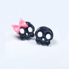 Hey there, spooky season lovers! Get ready to add some extra sparkle to your Halloween outfit with these handmade skull resin earrings.  These earrings are perfect for adding a touch of glam to your Halloween costume or for adding a little bit of spooky flair to your everyday look. Each pair is carefully crafted by hand i9in Colorado, ensuring that you get a unique and one-of-a-kind piece.  The skull design is perfect for Halloween, but can also be worn year-round for those who love a little bit of edge in their accessories. So, whether you're dressing up for a Halloween party or just want to add some personality to your everyday look, these earrings are the perfect choice.  Get ready to turn heads and make a statement with these handmade Halloween skull resin glitter and/or neon earrings! Handmade Skulls, Cute Skull, Bow Charm, Resin Glitter, Ghost Earrings, Skull Earrings, Halloween Outfit, Fete Halloween, The Skull