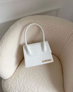 Estilo Kardashian, Jacquemus Bag, Classy Aesthetic, Luxury Purses, Fancy Bags, Bags Aesthetic, Pretty Bags, Beige Aesthetic, Givency Antigona Bag