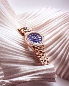 18ct Everose gold, aubergine dial, diamonds and a President bracelet. For daily glamour. The @Rolex Lady-Datejust. Rolex Datejust 36mm, Rolex Batman, White Gold Diamond Bracelet, Buy Rolex, Jewelry Bracelets Gold, Womens Watches Luxury, Gold Bracelet For Women, Vintage Rolex, Stylish Watches