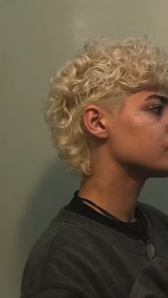 Queer Hair, Harry Styles Hair, Taper Fade Curly Hair, Curly Pixie Haircuts, Men Haircut Curly Hair, Girls Short Haircuts, Hair Therapy, Haircut Inspiration