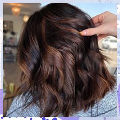 'Chocolate cake' is the hair colour trend everyone in LA is getting right now Chocolate Cake Hair, New Hair Color Trends, Colour Trend, Brown Hair Looks, Brunette Color, Brown Hair Balayage, Peinados Fáciles Para Cabello Corto, Ash Brown, Balayage Brunette