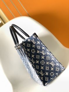 ONTHEGO Hand work, shopping or weekend trips, pick up the Onthego handbag and start immediately. Denim Monogram print contrasts with Monogram trim, with ample inner design, the avant-garde and modern sense of the bag is self-evident. Dimensions: 35 x 28 x 15 cm (LxHxW) Louis Vuitton Onthego, Louis Vuitton Yayoi Kusama, Louis Vuitton Capucines, Large Cosmetic Bag, Medium Handbags, Lv Shoes, Lv Purse, Lv Belt, Lv Wallet