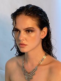 model : ig sofiasklv Sofia Sokolova #wet #wethair #hairstyles #haircolor #hairgoals #hairtutorial  wet hair tutorial and inspiration for photos #smokeyeyemakeup #smokeyeyemakeupstepbystep #smokeyeyetutorial #eyeshadow #eyeliner #eyemakeuptutorial smokey eyes tutorial dark eyes makeup eyeshadow tutorial Wet Hairstyles Photoshoot, Wet Look Smokey Eye, Slicked Wet Hair Look, Wet Hair Model Look, Slick Back Hairstyles Wet Look, Wet Slick Back Hair, Wet Hair Look Tutorials, Wet Effect Hairstyle, Slick Back Wet Look