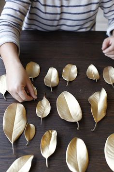 DIY-gold-leaves-laurel-wreath Laurel Wreath Diy, Takken Decor, Diy Gold, Shelves Diy, Gold Holiday, Bedroom Crafts, Gold Diy, Diy Home Decor Bedroom, Diy Home Decor On A Budget