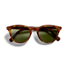 Made in Italy, the Oliver Peoples Desmon Sunglasses bring retro styling to modern wardrobes. The vintage-inspired silhouette keeps a classic look with a deep-rounded lense and a keyhole bridge. Its acetate frame features a beveled edge, while a custom filigree detail runs down the sides of the metal core wire. Available in Black and Matte LBR, the former comes with gradient polarized glass lenses, and the letter features green mineral glass lenses. Oliver Peoples Sunglasses, Metal Core, Round Frames, Modern Wardrobe, Oliver Peoples, Beveled Edge, Retro Stil, James Bond, Classic Looks