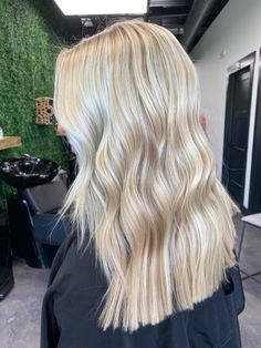 Blonde highlights with a shoulder length cut and curls Blonde Hair With A Root Smudge, Super Blonde Balayage, Blonde Inspo Hair, Blonde Hair Curled, Blonde Curled Hair, Utah Curls, Rich Blonde, Curled Blonde Hair, Grad Hair