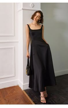 #black #gown #simple #fashion #Designer Sleeveless Skirt, Mode Casual, Grad Dresses, Black N White Dress, Slim Dresses, Flared Skirt, Looks Vintage, Flare Skirt, Look Fashion