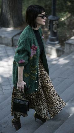 Fishnet Street Style, Quirky Street Style, Artsy Look Outfits, Maximalist Fall Outfits, London Street Style 2024, Tulle Skirt Street Style, Raspberry Outfit, Eclectic Outfits For Women, Whimsical Style Outfits