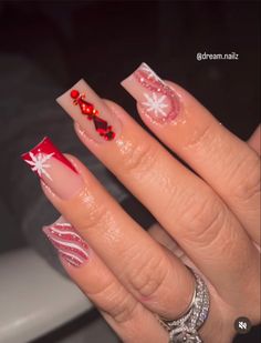 Acrylic Nails For Christmas Holiday, Square Acrylic Nails Holiday, Red And White Christmas Nails Short, Cute Short Acrylic Nails Square Christmas, Acrylic Nail Designs For Christmas, Red Winter Nails Short, Medium Square Christmas Nails, Cute Christmas Themed Nails, Nails Christmas Square