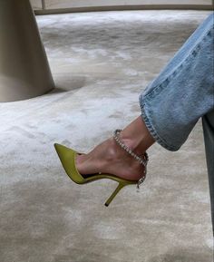 Fashion Shoes Heels, Shoes Heels Classy, Classy Shoes, Jimmy Choo Heels, Heels Classy, Mode Inspo, Pretty Shoes, Dream Shoes, New Classic