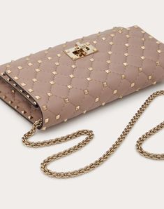 Rockstud Spike Nappa Leather Crossbody Clutch Bag for Woman in Poudre Valentino Rockstud Bag, Galaxy Stuff, Rhombus Pattern, Valentino Rockstud, Chain Crossbody Bag, Valentino Bags, Crossbody Clutch, Leather Zipper, Nappa Leather