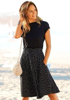 This stylish 2-in-1 look dress is an absolute must-have. Dot Skirt Outfit, Casual Short Sleeve Dress, Rock Outfit, Italy Outfits, 21st Dresses, Modest Clothing, Polka Dress, Mode Inspo, Work Attire