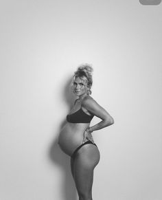 Kourtney Kardashian Pregnant Photoshoot, Kim Kardashian Maternity Shoot, Simple Black And White Maternity Photos, Kourtney Kardashian Maternity Shoot, Pregnancy Poloroid Pictures Ideas, Growing Belly Pregnancy Pictures, Pregnant Brunette Aesthetic, Monthly Bump Picture Ideas, Monthly Baby Bump Pictures