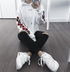 Hipster Grunge, Grunge Look, Korean Street Fashion, Grunge Outfits, White Sneakers, Teen Fashion, Harry Styles