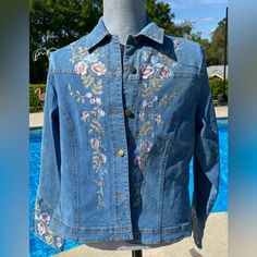 Bought So I Could Wear Someplace Special. Never Wore, Tags Still Attached. I Bought At Macys And May Be Vintage Or Almost Vintage. It Is So Stylish And Not Your Regular Denim Jacket. The Flowers Are Embroidered Not Pressed On. The Tags Say Natural Dyes Used. It Is A Stunner. Trucker Jacket Women, Madewell Jacket, Rose Jeans, Yellow Denim, Eclectic Bedroom, Crop Jean Jacket