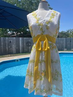 Stunning 1960s yellow floral summer dress with beautiful yellow front bow! No makers or size tags.  Cute knee length.  Fully lined in a polyblend.  Fit and flare style.  Palm royale style  Measurements taken flat Bust 21" Waist 15" Length 40" Fitted Yellow Dress With Bow, Yellow Spring Dress With Bow, Yellow Floral Summer Dress, Palm Royale, 1960s Dress, Floral Summer Dress, Pensacola Fl, 1960's Dress, 1960s Fashion