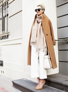 Blair Eadie of Atlantic Pacific in a classic camel coat, luxe scarf and bold red lip Mantel Styling, How To Wear Culottes, Mantel Outfit, Camel Coat Outfit, Tan Coat, Looks Street Style, Camel Coat, Business Outfit, Coat Outfits