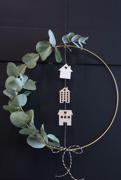 an image of a wreath made out of wood and wire with houses on the front