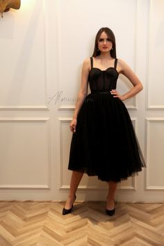 Minimalist Evening Dress Wedding Dress Midi Evening Dress - Etsy.de Fitted Tulle Evening Dress Tea Length, Fitted Elegant Tulle Tea Length Dress, Black Tulle Corset Dress With Sheer Bodice, Fitted Midi Dress With Tulle Skirt And Sweetheart Neckline, Black Midi Dress With Tulle Skirt, Black Midi Dress For Wedding And Prom Season, Black Tulle Corset Dress For Evening, Knee-length Tulle Evening Dress, Fitted Tulle Midi Dress For Party