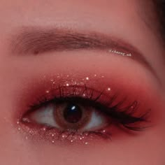 Red Looks Make Up, Red Easy Makeup Looks, Red Aesthetic Makeup Looks, Cute Red Eye Makeup, Wine Red Makeup Look Simple, Prom Makeup Coral Dress, Halloween Red Eye Makeup, Basic Red Eyeshadow Looks, Simple Red Makeup Looks For Quince