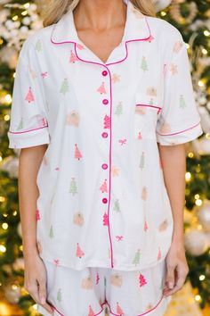 Plan on staying in a lot this holiday season? Or at least plan on staying with family and friends for Christmas eve? Then these pajamas are perfect for you! They are so cute and totally comfy! These classic pjs are going to have you feeling festive and fun this holiday season!
Top
Collared neckline
Button down front closure
Short sleeves
Hot pink piping
Gingerbread pattern
Generous stretch
Bottoms
Elastic waistband
Gingerbread pattern
Generous stretch
*These run large. You may consider sizing down. 
Baileigh is wearing the small. Gingerbread Pattern, Silk Pj Set, Gorgeous Images, Comfy Pajama, Satin Pjs, Pic Collage, Emma Style, Womens Pjs, Cute Pjs