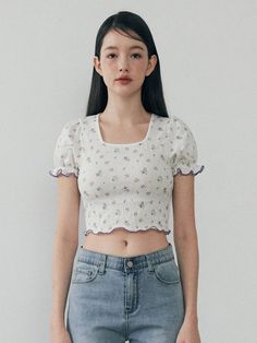 Fitted crop t-shirt in flower pattern. Square neckline, short puff sleeves, and overlocked hem.- Short- Slim fit- Short sleeve- Square neck