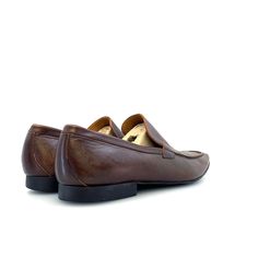 Expertly crafted Faconnable leather driving shoes, size 10.5D, in a rich brown hue. These loafers have been gently worn, adding a unique character and comfort to the leather. The perfect blend of style with a touch of relaxation for any driving enthusiast. Brown Slip-ons With Removable Insole For Office, Brown Leather Lining Moc Toe Loafers, Brown Moc Toe Loafers With Leather Lining, Modern Brown Dress Shoes With Leather Footbed, Brown Textured Sole Slip-ons For Office, Masculine Brown Slip-on Leather Shoes, Brown Slip-on Moccasins With Plain Toe, Brown Slip-on Plain Toe Moccasins, Modern Brown Slip-ons For Business Casual