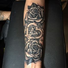 Stylish arm tattoos for men featuring unique designs and ideas for guys - perfect for your next ink inspiration. Tattoo Sites, Tattoo Diy, Date Tattoos, Polynesian Tattoos, Mens Shoulder Tattoo, Cat Tattoos, Vine Tattoos