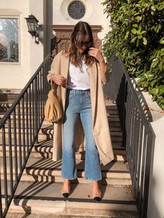 Outfit With Flare Jeans, Outfits With Flares, Moda Casual Chic, Parisian Outfits, September Fashion, Style Casual Chic, Sleek Dress, Camel Coat