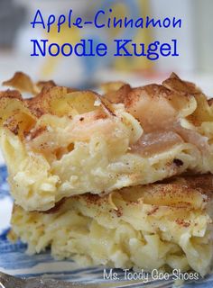 an apple cinnamon noodle kugel on a blue and white plate with text overlay