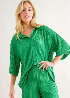 All season Kelly Green, this vibrant lounge set is perfect for a day out to brunch or to throw on for a beach day. So many possibilities to wear as a set or separately Available in Small, Medium and Large Easy straight fit. True to size Matching Pants Set, Fabric Clothes, Plisse Fabric, Satin Short, Satin Pants, Online Clothing Boutiques, Pleated Fabric, Pleated Shorts, Green Blouse