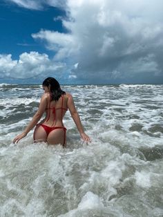 Beach Pictures Curvy, Beach Poses For Chubby, Black And White Maternity, Summer Beach Pictures, Beach Instagram Pictures, Summer Poses, Summer Picture Poses, Outfit Simple, Outdoor Couple