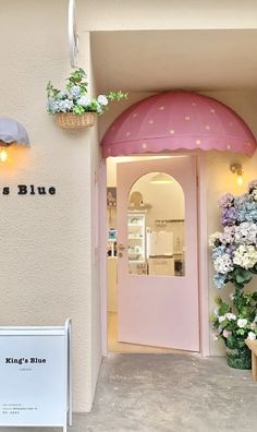 the entrance to king's blue is decorated in pink and white with flowers on it