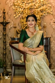 Onam Saree Jewellery, Kerala Blouse Designs, Set Mundu Blouse Design, Traditional Kerala Wedding, Kerala Wedding Jewellery, Gold Color Saree, Blouse Designs Wedding, Kerala Saree Blouse, Onam Outfits