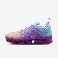 Bright gradient colors help this Nike Air VaporMax Plus add a burst of energy to your look. With a design rooted in the past (look for beach-inspired details that nod to the Air Max Plus), revolutionary VaporMax Air cushioning helps comfortably propel you into the future. Nike Air Vapormax Plus Women Outfit, Custom Vapormax Plus, Women Nike Vapormax, Nike Air Vapormax Plus Purple, Womens Nike Air Vapormax Flyknit, Air Vapormax Plus, Nike Air Vapormax Plus, Air Vapormax, Nike Air Vapormax