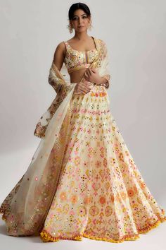 The anika mela lehenga set showcases a stunning fabric that is a true embodiment of elegance and craftsmanship. This exquisite lehenga set is adorned with intricate hand and machine embroidery, meticulously created by skilled artisans. The embroidery features a blend of delicate sequins and colorful threadwork, resulting in a mesmerizing tapestry of patterns and designs. Gopi Vaid, Indian Outfits Lehenga, Indian Bridal Photos, Traditional Indian Dress, Indian Dresses Traditional, Desi Clothes