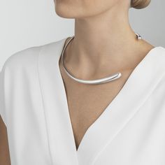 The bold sculptural quality of this unique silver neck ring adds a striking sense of drama to any outfit. Created to follow the natural curve of a woman’s neck, the tapering organic form is unusual in that it sits asymmetrically with the opening to the side. A true statement piece, it makes an unforgettable gift for any woman with a strong sense of personal style. Always believing that her jewellery should have an emotional depth, designer Jacqueline Rabun’s used the passage of time throughout o Silver Necklace Simple, Neck Ring, Contemporary Jewelry Design, Silver Jewelry Design, Stylish Bracelet, Jewellery Ideas, Georg Jensen, Delicate Earrings, Contemporary Jewellery