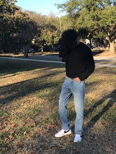 White Shoes Outfit Men Aesthetic, Black Jeans Outfit Mens Aesthetic, Outfit Tenis Blancos, Black Converse Outfit Men Aesthetic, Black Shirt Guy Aesthetic, Guy In Black Hoodie Aesthetic, Best Poses For Photography, Mens Smart Casual Outfits, Trendy Boy Outfits