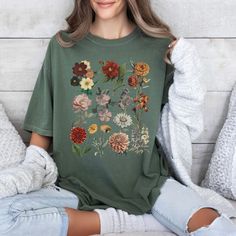 Vintage Style Floral Cottagecore T-shirt, Flower Graphic Tee, Aesthetic Flower Shirt, Botanical Top, Garden Lover, Pressed Flowers - Etsy Green Floral Print Fall T-shirt, Green Floral Print T-shirt For Fall, Fall Floral Print T-shirt, Graphic Tee Aesthetic, Flower Graphic Tee, Dark Green Shirt, Aesthetic Outfits Vintage, Floral Cottagecore, Aesthetic Flower