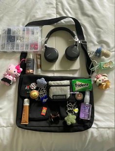 Bag Essentials School, Schul Survival Kits, Everyday Bag Essentials, School Bag Essentials, Backpack Essentials, I'm Just A Girl, Inside My Bag, Purse Essentials, Handbag Essentials