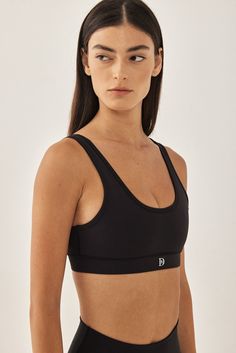 Dé round neck bra has a second-skin fit and feel, made from a stretchy supportive fabric. Features a round neckline with thick straps and an under bust waistband for optimal support, offers great support for a larger bust. Features flat lock stitches. Reflector logo on the side and a fitnéss club signature at the back. Complete the set with a matching color fitnéss club bottom and a chino cap for the ultimate workout ready look. 78% Polyester 22% Spandex Color: Black Care: Machine wash cold. Was Second Skin Bra, Ultimate Workout, Sweaters Knitwear, Large Bust, Second Skin, Skirt Pants, Shirt Jacket, Denim Dress, Tank Shirt